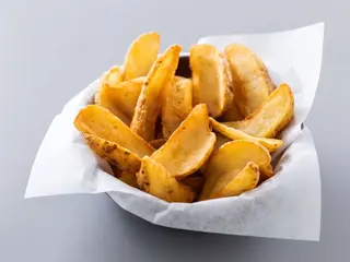 Patatine fritte grandi con buccia