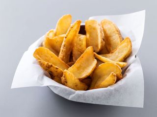 Patatine fritte grandi con buccia