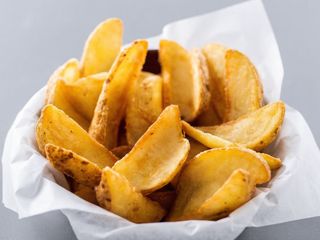 Patatine fritte piccole con buccia