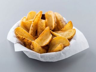 Patatine fritte grandi con buccia