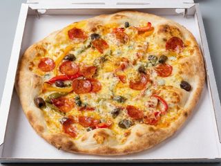 Pizza peperonata 
