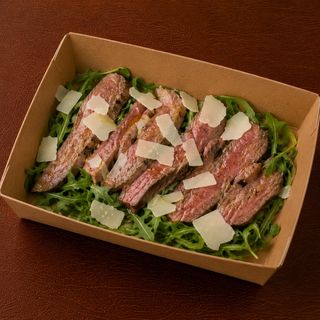 Tagliata di Manzo con rucola e grana