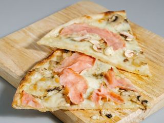 Pizza boscaiola al piatto