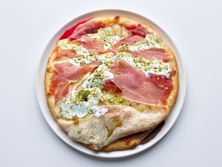 Pizza burrata e crudo di Parma al piatto
