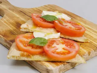 Pizza caprese al piatto