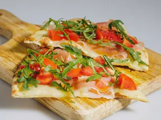 Pizza crudo di Torano al piatto