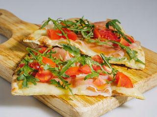 Pizza crudo di Torano al piatto