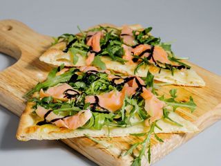 Pizza estiva al piatto