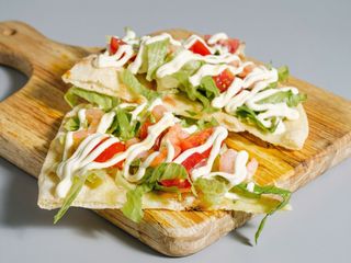 Pizza gamberetti al piatto