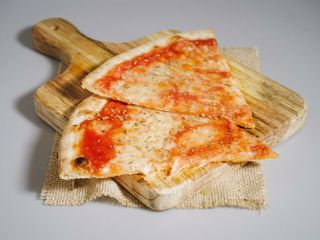 Pizza Margherita al piatto