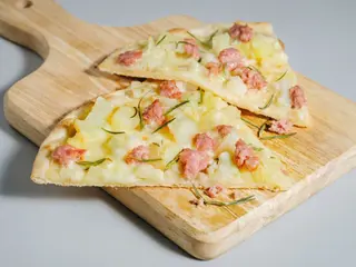 Pizza patate e salsiccia al piatto