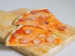 Pizza wurstel al piatto