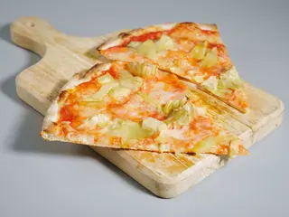 Pizza carciofini al piatto