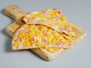 Pizza cotto e mais al piatto