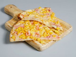 Pizza cotto e mais al piatto