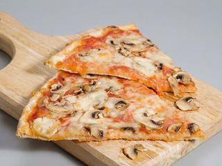 Pizza funghi al piatto