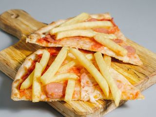 Pizza patatine e wurstel al piatto