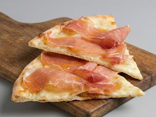 Pizza prosciutto crudo al piatto