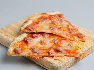 Pizza salsiccia al piatto