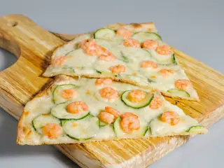 Pizza zucchine e gamberetti al piatto