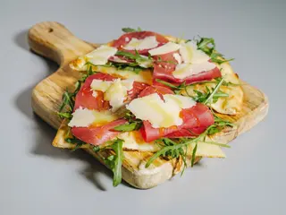 Pizza bresaola al spicchio