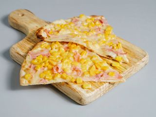 Pizza cotto e mais al spicchio 