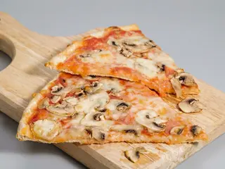 Pizza funghi al spicchio