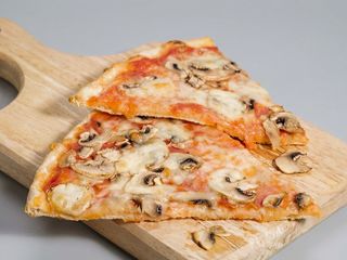 Pizza funghi al spicchio 