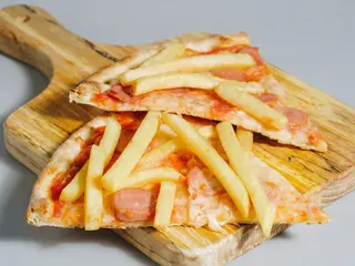 Pizza patatine e wurstel al spicchio