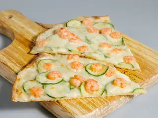 Pizza zucchine e gamberetti al spicchio