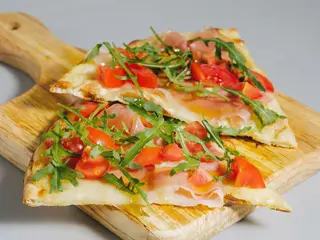 Pizza crudo di Torano al spicchio