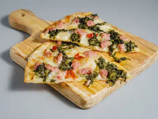 Pizza friarielli napoletani e salsiccia al spicchio