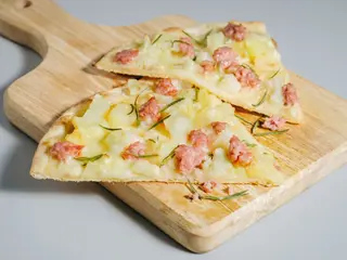 Pizza patate e salsiccia al spicchio