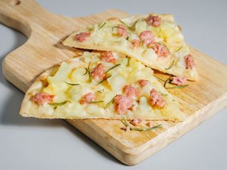 Pizza patate e salsiccia al spicchio 