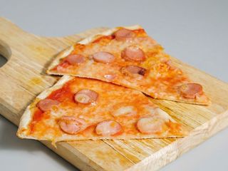 Pizza wurstel al spicchio