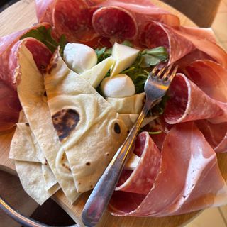 Tagliere di salumi e ciliegine di bufala Campana DOP per 2 persone