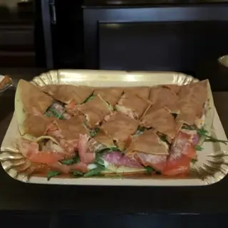 CREPES SALATA: mozzarella ,pomodoro, origano, rucola.