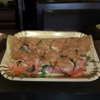 CREPES SALATA: mozzarella ,pomodoro, origano, rucola.