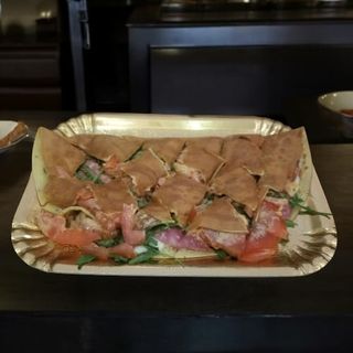 CREPES SALATA: mozzarella , prosciutto cotto , pomodoro, rucola.