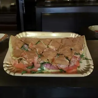 CREPES SALATA: mozzarella , salame piccante , pomodoro, rucola.