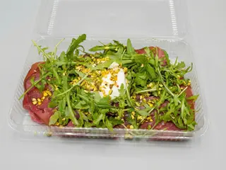 Carpaccio di bresaola con burrata, rucola e granella di pistacchio