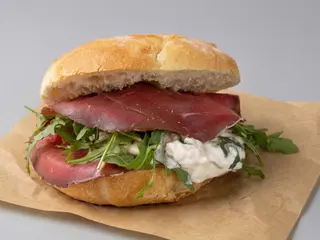 Panino con bresaola Punta d'Anca, burrata e rucola