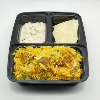 Lamb biryani e salsa di yogurt con verdure