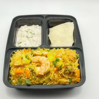 Special biryani e salsa di yogurt con verdure
