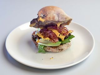 Puccia con hamburger, insalata, cheddar, bacon, cipolla caramellata