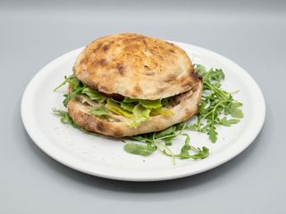 Puccia con hamburger insalata e pomodoro