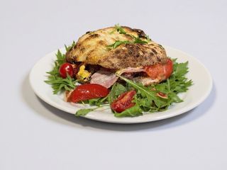 Puccia con hamburger, sottiletta, bacon, insalata e uova sode