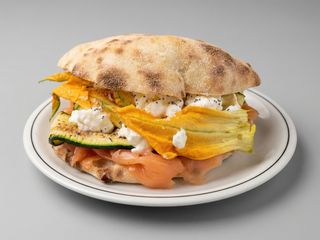 Puccia con salmone, fiori di zucca e stracciatella