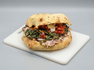 Puccia con bombette ripiene di bacon e cheddar, cicoria e provola