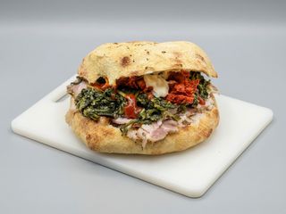 Puccia con hamburger, cicoria, bacon e basilico